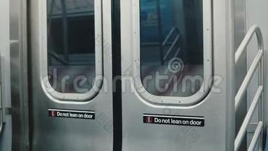 纽约市地铁地下列车车门在运动过程中关闭的室内镜头，两侧警示倾斜标志